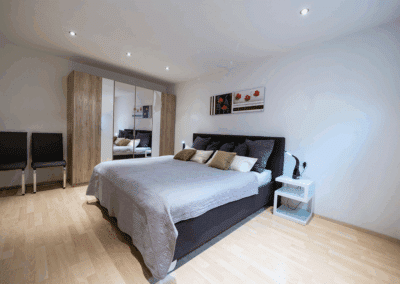 Oetztal Apartements Apartement Superior unten Schlafzimmer 1 mit großem Schrank