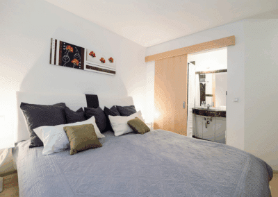 Oetztal Apartements Apartement Superior unten Schlafzimmer 2 mit angrenzendem Badezimmer