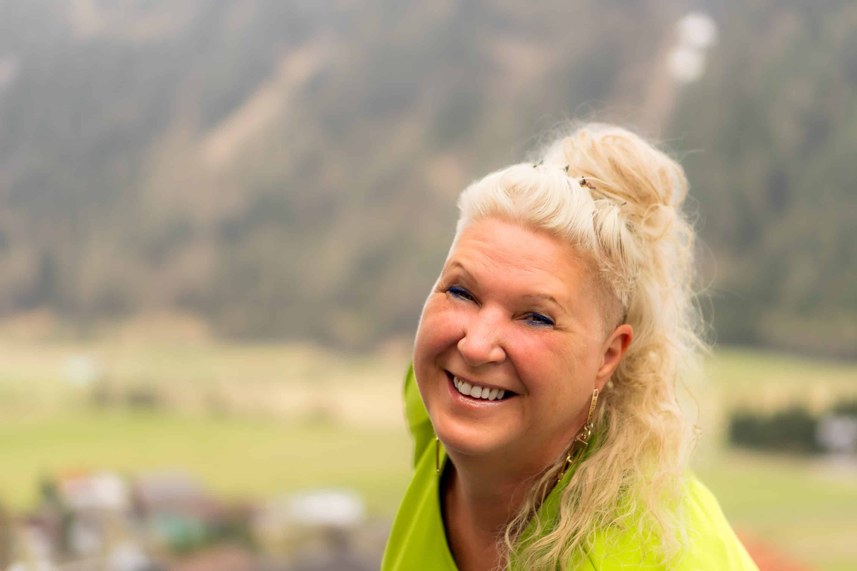 Oetztal Apartements Gasgeberin Elke lachend